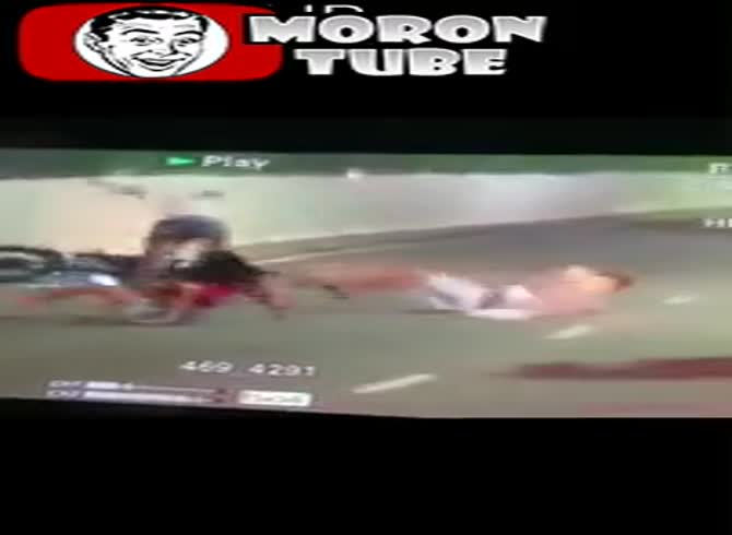 Video :Three people on a motorcycle are trying to avoid a police check